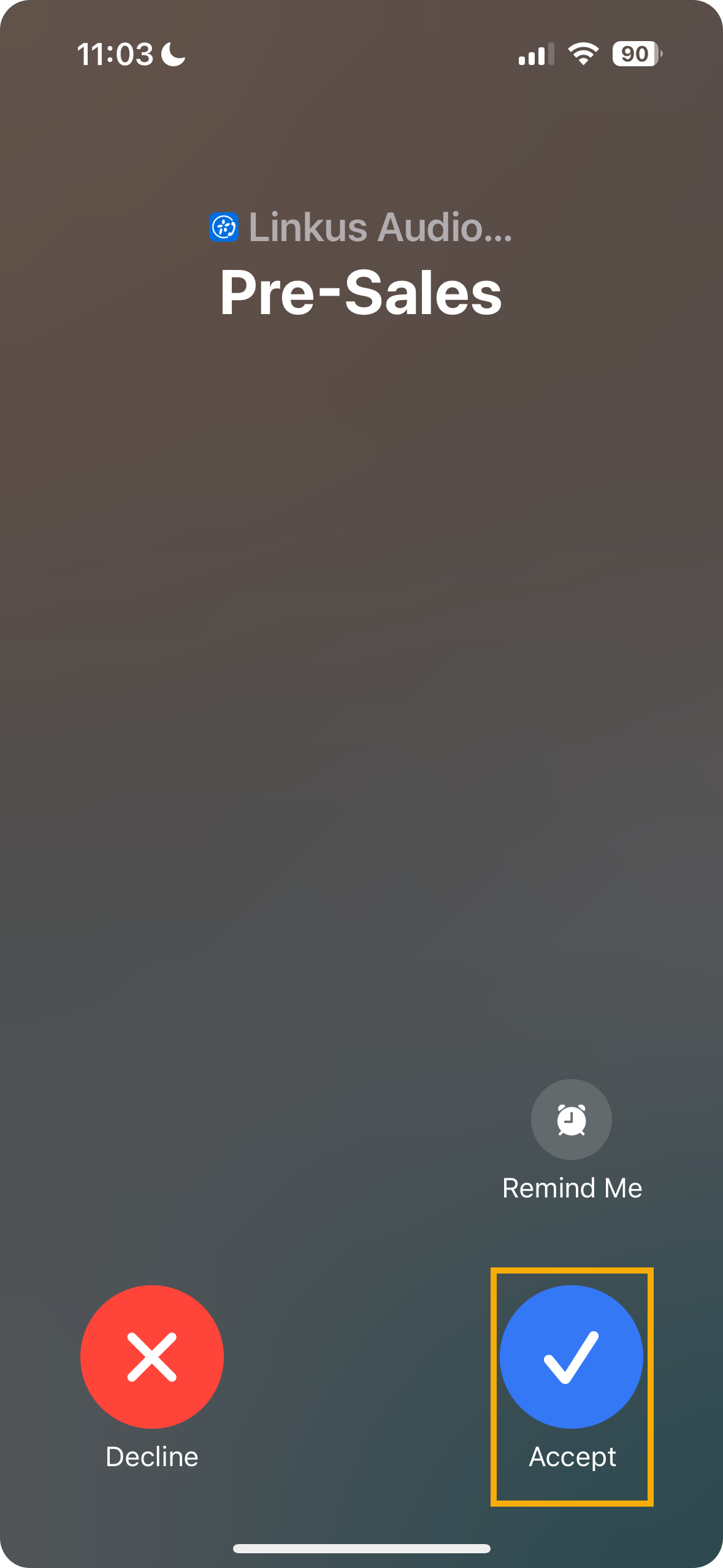 Cloud Voice, incoming queue call notification with the answer control on the mobile call screen